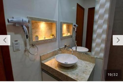 - Baño con 2 lavabos y 2 espejos en Villa dos Diamantes 18, en Porto Seguro
