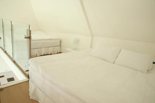 Ohyeongjae Private Pool Villa tesisinde bir odada yatak veya yataklar