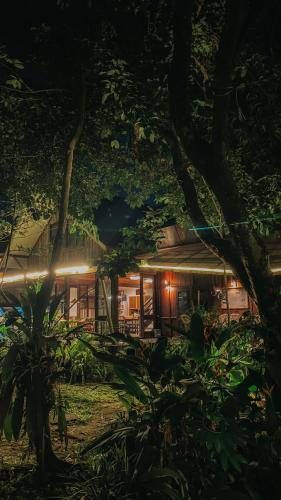 Κήπος έξω από το Bukit Raya Guesthouse