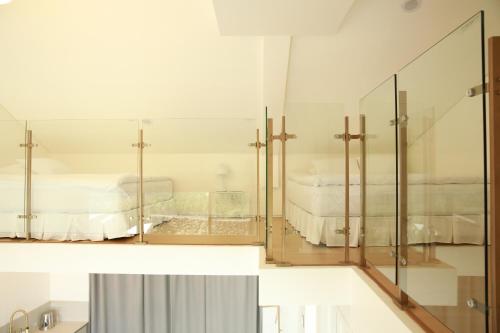 um quarto com 2 camas e um espelho em Ohyeongjae Private Pool Villa em Jeju