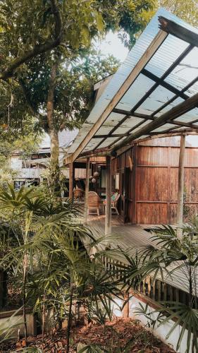 Κήπος έξω από το Bukit Raya Guesthouse