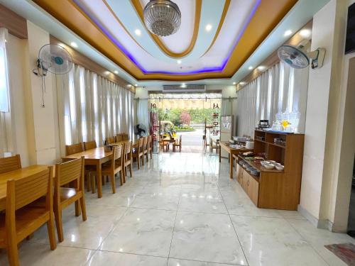 une salle à manger avec des tables et des chaises et un plafond dans l'établissement Seoul Motel Seaview, à Cat Ba