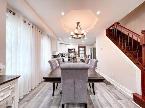 Χώρος καθιστικού στο Cheerful & Modern Home w/ a Walkout Deck Area