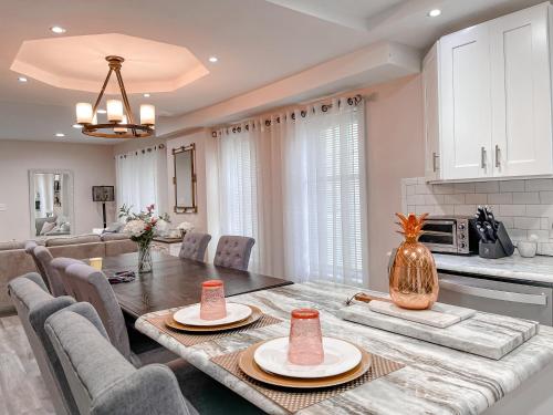 Η κουζίνα ή μικρή κουζίνα στο Cheerful & Modern Home w/ a Walkout Deck Area