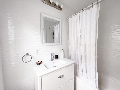 Ένα μπάνιο στο Cheerful & Modern Home w/ a Walkout Deck Area