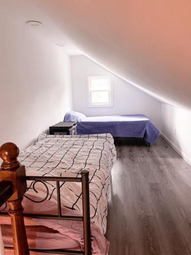 Ένα ή περισσότερα κρεβάτια σε δωμάτιο στο Cheerful & Modern Home w/ a Walkout Deck Area