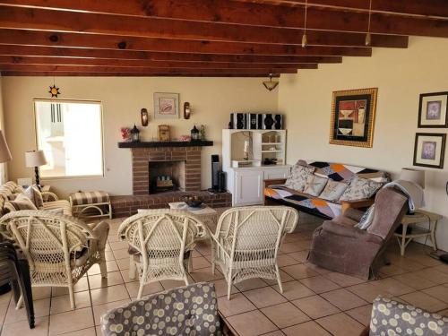 sala de estar con sofá, sillas y chimenea en CASA MARBELLA 2BR 1BA Private Beach-Front Home, en Cabo Punta Banda