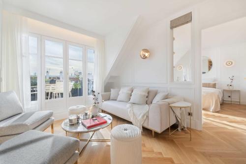 un salon blanc avec un canapé et une table dans l'établissement Elegant apartment - 2BR-4P - Vivienne, à Paris