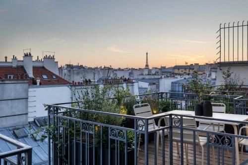 une vue d'une ville depuis un balcon dans l'établissement Elegant apartment - 2BR-4P - Vivienne, à Paris