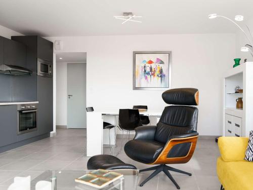 - un salon avec une chaise et un bureau dans l'établissement Moderne T3 climatisé, 2 parkings, à 300m de la plage - FR-1-409-165, à Narbonne