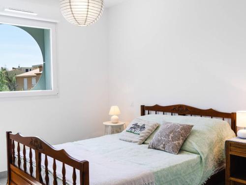 une chambre avec un lit et une fenêtre dans l'établissement Appartement T3 moderne avec WIFI, parking sécurisé et à 300m de la plage - FR-1-409-160, à Narbonne
