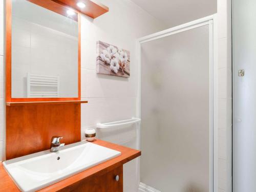 une salle de bain avec un lavabo blanc et une douche dans l'établissement Charmant T3 à 300m de la plage, Balcons, Parking, Proche Commerces, Narbonne-Plage - FR-1-409-169, à Narbonne