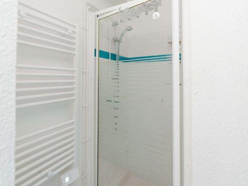 une douche avec une porte vitrée dans une salle de bain dans l'établissement Pavillon T3 rénové, proche plage, 2 chambres, terrasse, garage, WiFi - FR-1-409-170, à Narbonne