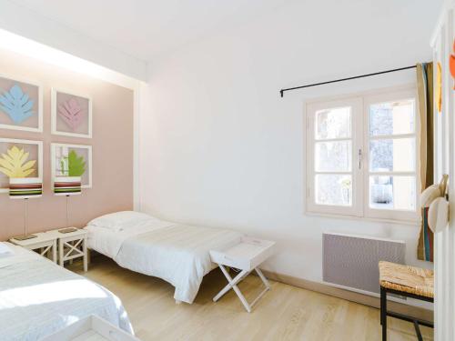 une chambre avec deux lits et une fenêtre dans l'établissement Charmant gîte de 55 m² au cœur d'un domaine viticole à 2 km de Narbonne-Plage, idéal pour 5 pers. - FR-1-409-177, à Narbonne