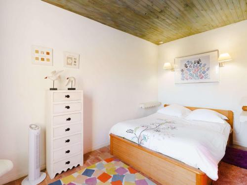 ein Schlafzimmer mit einem Bett und einer Holzdecke in der Unterkunft Villa Narbonne-Narbonne Plage-Narbonne Plage, 3 pièces, 4 personnes - FR-1-409-178 in Narbonne