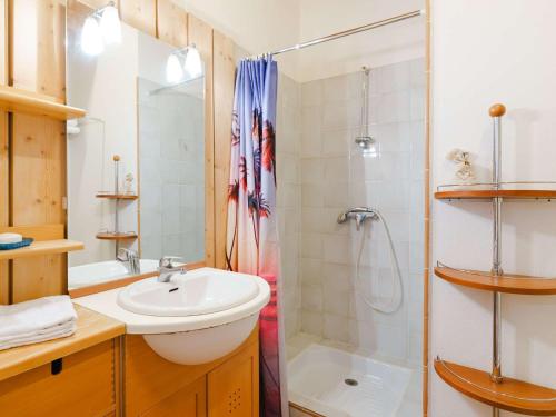 ein Bad mit einem Waschbecken und einer Dusche in der Unterkunft Villa Narbonne-Narbonne Plage-Narbonne Plage, 3 pièces, 4 personnes - FR-1-409-178 in Narbonne