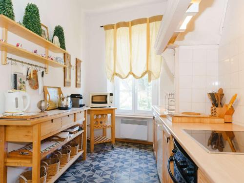 une cuisine avec un évier et un plan de travail dans l'établissement Appartement Spacieux dans Domaine Viticole à 2 km de Narbonne-Plage, 3 Chambres, Accès WiFi Inclus - FR-1-409-180, à Narbonne