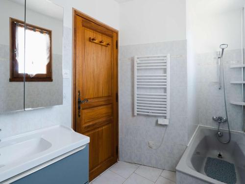 une salle de bain avec une baignoire, un lavabo et une douche dans l'établissement Villa familiale spacieuse à Narbonne-Plage pour 6 pers, parking privé, animaux admis - FR-1-409-194, à Narbonne