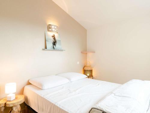 une chambre blanche avec un lit et une table dans l'établissement T2 Mezzanine climatisé pour 5 pers, plage des Chalets, parking, mer à Gruissan - FR-1-409-186, à Gruissan
