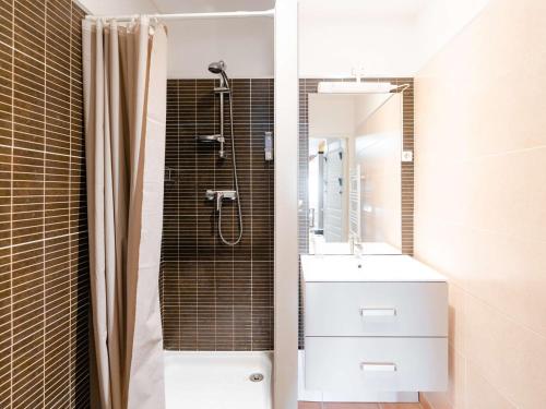 une salle de bain avec un lavabo blanc et une douche dans l'établissement T2 Mezzanine climatisé pour 5 pers, plage des Chalets, parking, mer à Gruissan - FR-1-409-186, à Gruissan