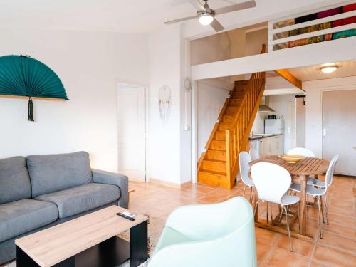 un salon avec un canapé et une table dans l'établissement T2 Mezzanine climatisé pour 5 pers, plage des Chalets, parking, mer à Gruissan - FR-1-409-186, à Gruissan