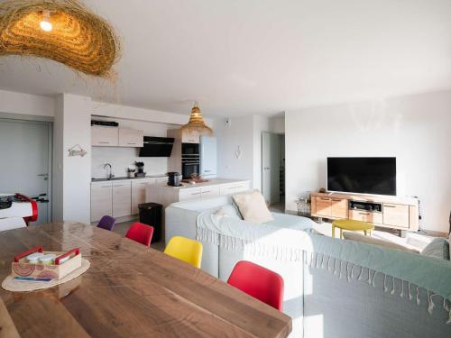 une cuisine et un salon avec une table et un canapé dans l'établissement Appartement lumineux et climatisé avec WIFI et parking à Narbonne-Plage - FR-1-409-202, à Narbonne