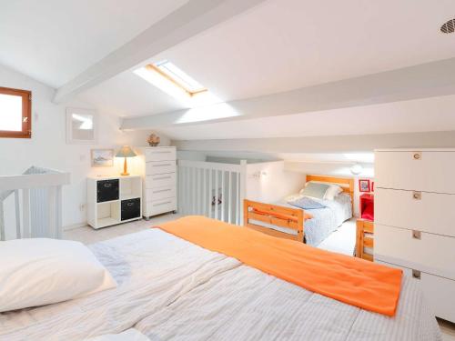 une chambre avec un grand lit blanc dans une pièce dans l'établissement Studio mezzanine avec piscine, terrasse et parking proche plage à Gruissan - FR-1-409-189, à Gruissan