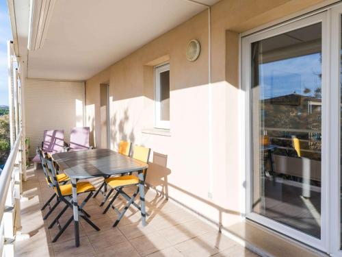 une salle à manger avec une table et des chaises sur un balcon dans l'établissement Appartement moderne 3 pièces, à 300m plage, parking, WIFI, Narbonne-Plage - FR-1-409-214, à Narbonne
