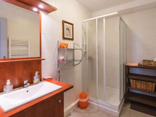 une salle de bain avec un lavabo et une douche dans l'établissement Appartement moderne 3 pièces, à 300m plage, parking, WIFI, Narbonne-Plage - FR-1-409-214, à Narbonne
