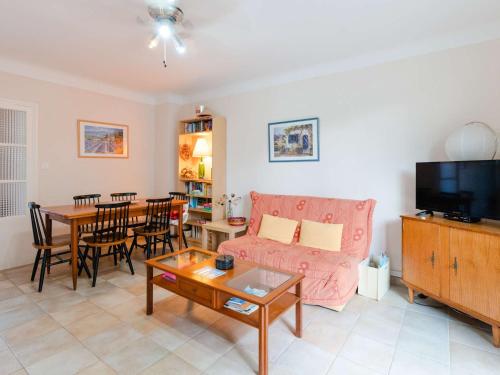 Photo de la galerie de l'établissement Charmant Pavillon Climatisé à 400m de la Plage avec Espace Extérieur et Parking - FR-1-409-206, à Fleury