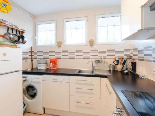 Photo de la galerie de l'établissement Charmant Pavillon Climatisé à 400m de la Plage avec Espace Extérieur et Parking - FR-1-409-206, à Fleury