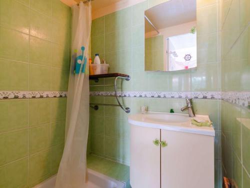 une salle de bain avec un lavabo et une douche dans l'établissement Chalet 3 pièces avec piscine, terrasse et parking privatif à Gruissan, proche plages et commerces - FR-1-409-217, à Gruissan