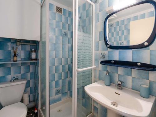 une salle de bain avec toilettes, lavabo et miroir dans l'établissement T2 climatisé près plage, parking, cuisine tout équipée, balcon - Gruissan - FR-1-409-227, à Gruissan
