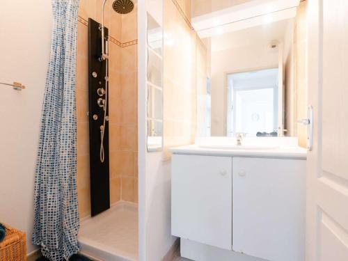 une salle de bain avec un lavabo et une douche dans l'établissement Charmant T2 en rez-de-jardin avec piscine, garage et WIFI à Narbonne-Plage - FR-1-409-208, à Narbonne