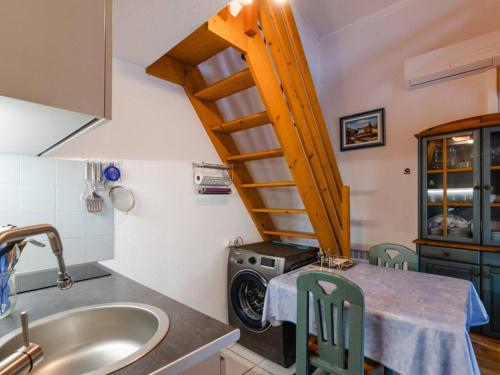 une cuisine avec une machine à laver et un évier dans l'établissement Pavillon T2 Mezzanine climatisé, piscine, Wifi, proche lagune et plage, parking, non-fumeur - FR-1-409-237, à Gruissan