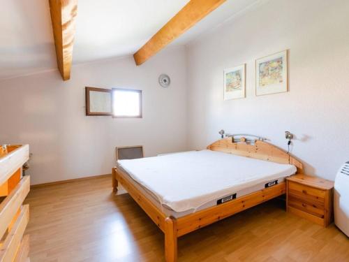 une chambre avec un grand lit dans une pièce dans l'établissement Pavillon T2 Mezzanine climatisé, piscine, Wifi, proche lagune et plage, parking, non-fumeur - FR-1-409-237, à Gruissan