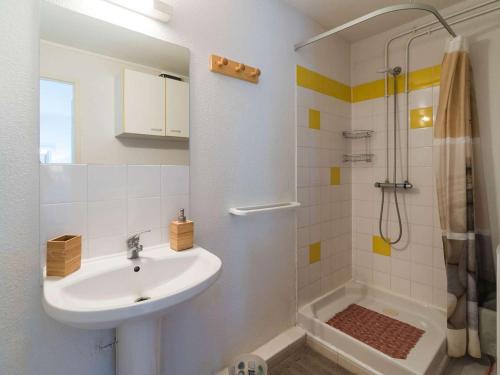 une salle de bain blanche avec un lavabo et une douche dans l'établissement Appartement Climatisé 2P Avec Piscine et Parking à 500m de la Plage - Narbonne-Plage - FR-1-409-211, à Narbonne