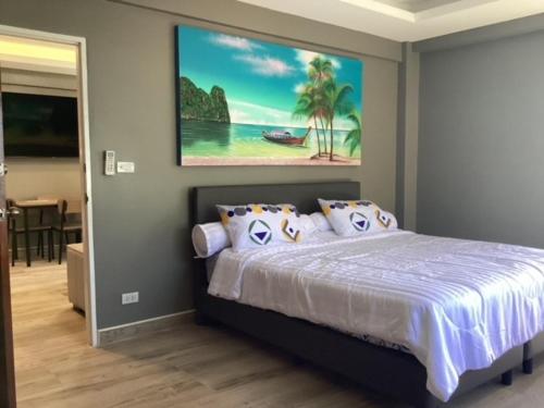 Postel nebo postele na pokoji v ubytování Patong Luxury Family Apartment - Kitchen, Two Private Bathroom, 65" Smart TV with free WIFI, walking distance to the Beach