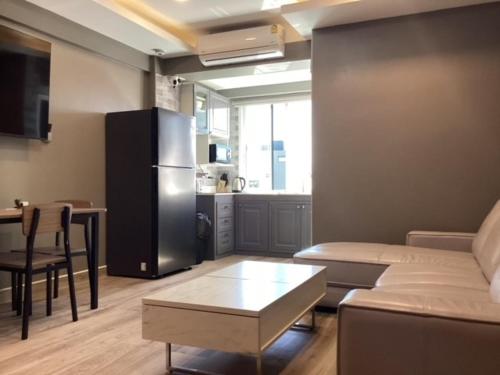 Kuchyň nebo kuchyňský kout v ubytování Patong Luxury Family Apartment - Kitchen, Two Private Bathroom, 65" Smart TV with free WIFI, walking distance to the Beach