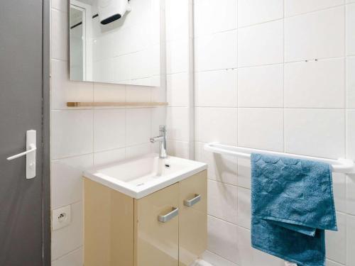 une salle de bain blanche avec un lavabo et un miroir dans l'établissement T2 Mezzanine Narbonne-Plage - 6 Pers, proche plage, parking gratuit, sans animaux - FR-1-409-243, à Narbonne