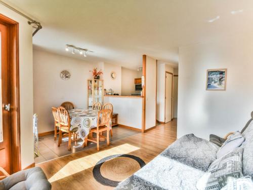 un salon avec une table et une cuisine dans l'établissement Les Gets - T3 6 pers avec loggia, balcon et WIFI - FR-1-685-73, aux Gets