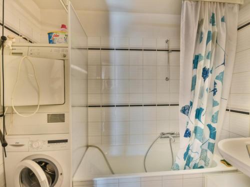 une salle de bain avec une machine à laver et un lave-linge dans l'établissement Les Gets - T3 6 pers avec loggia, balcon et WIFI - FR-1-685-73, aux Gets