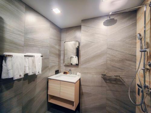 a bathroom with a sink and a shower at DAMNERNPAWA in Bang Khon Thi