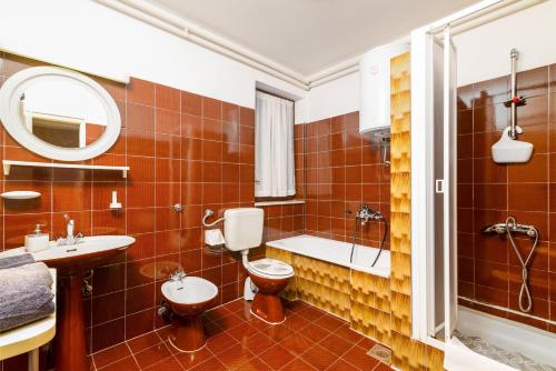 łazienka z toaletą, umywalką i prysznicem w obiekcie Apartments with a parking space Rabac, Labin - 19055 w Rabacu