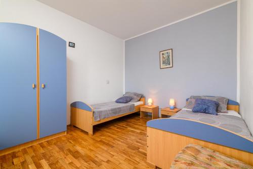 - une chambre avec 2 lits dans l'établissement Apartments with a parking space Rabac, Labin - 19055, à Rabac