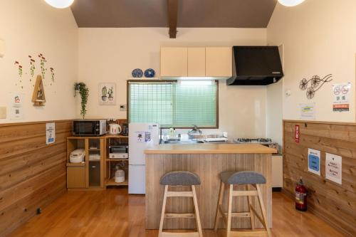 S-villa Nasu 8th في ناسو: مطبخ مع كونتر وشرفتين من البار