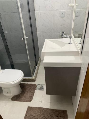 y baño con aseo, lavabo y ducha. en Apartamento novo no Flamengo, en Río de Janeiro