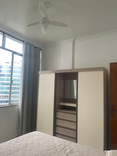 1 dormitorio con 1 cama y ventilador de techo en Apartamento novo no Flamengo, en Río de Janeiro