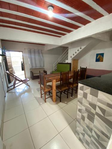 a living room with a ping pong table and chairs at Residencial Praia Quente casas in Nova Viçosa