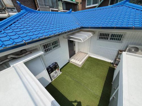an overhead view of a yard with a blue roof at The Seoul House YDP - Foreigners Only in Seoul